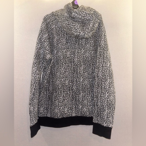 Under armour like new cheetah print sweatshirt hooded girls size large - Picture 4 of 4